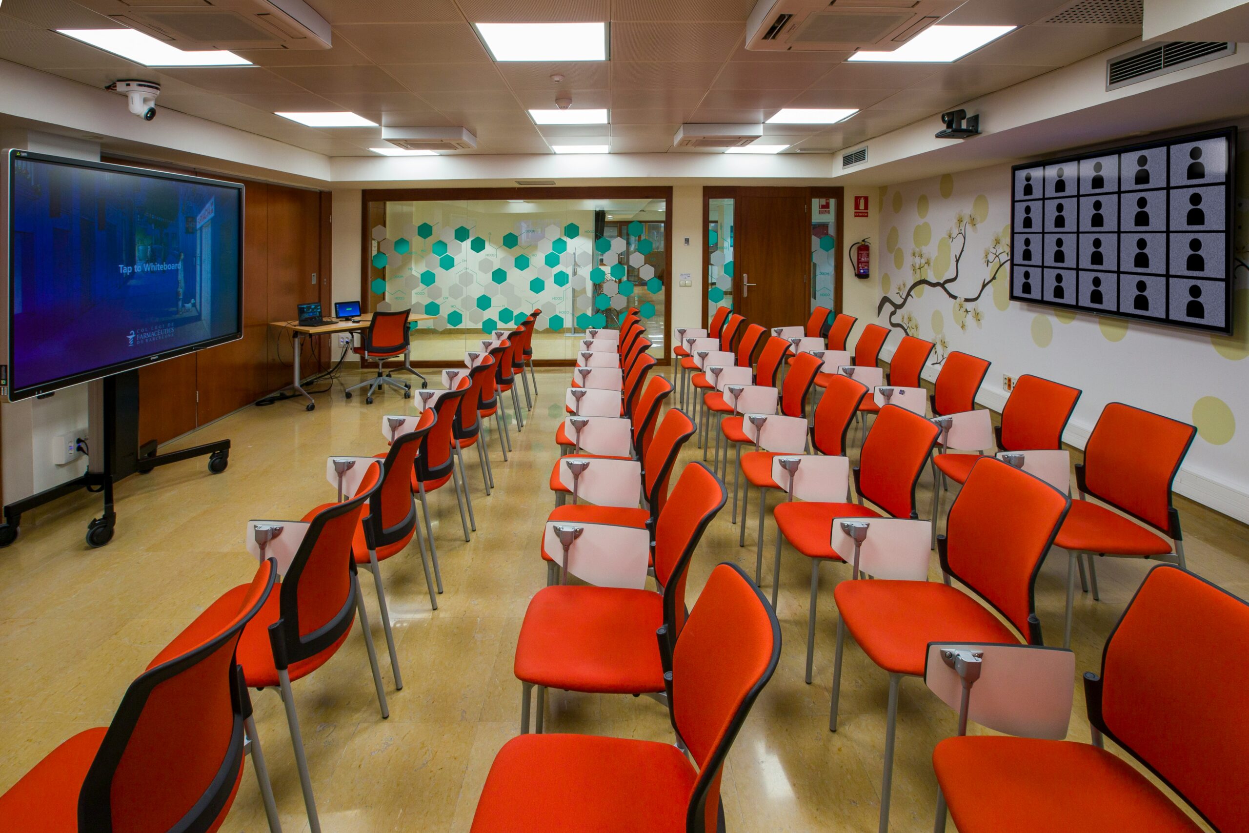 col-legi-de-farmaceutics-de-barcelona-fCMu-UZEKTU-unsplash