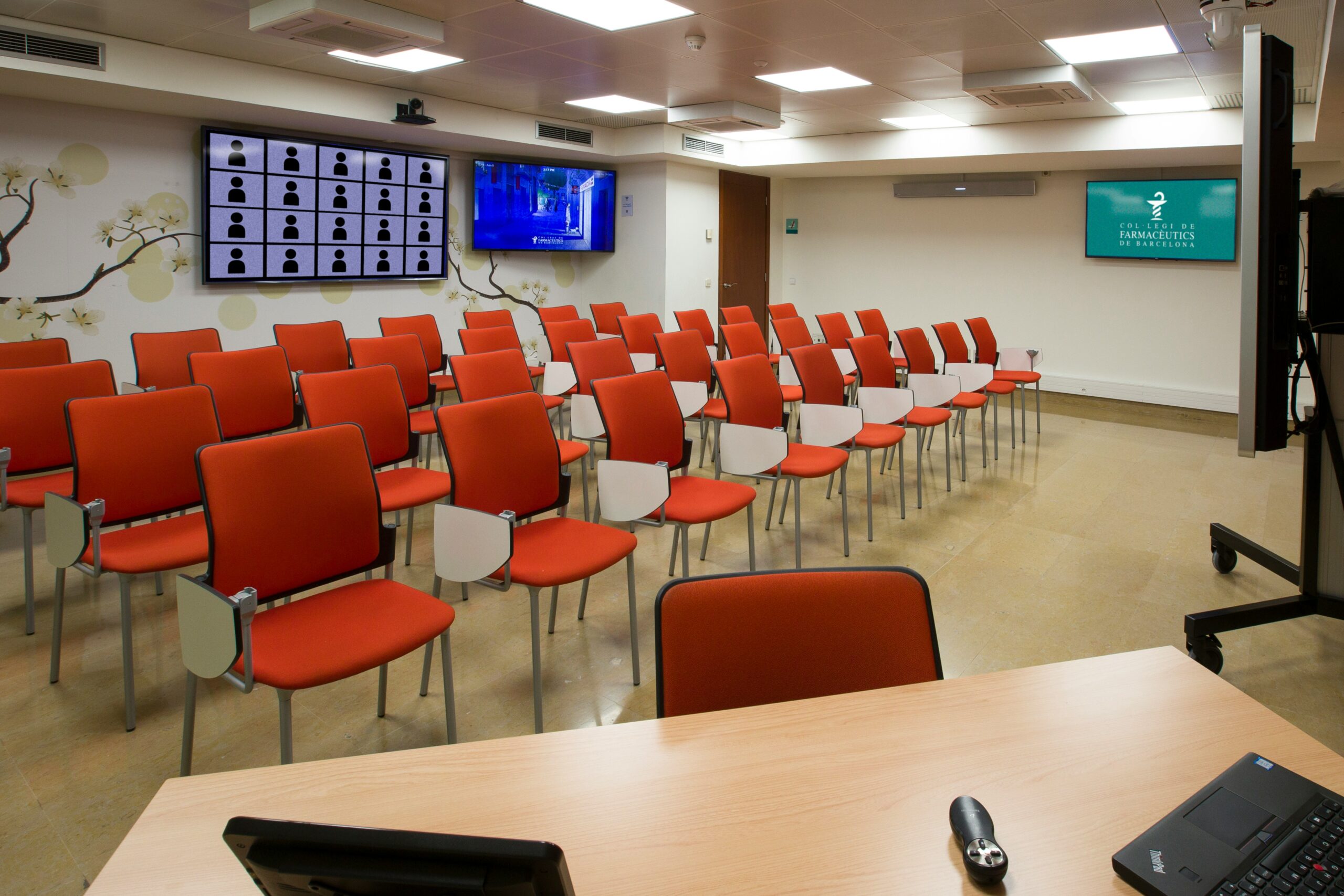 col-legi-de-farmaceutics-de-barcelona-jQSzxc9BwgY-unsplash